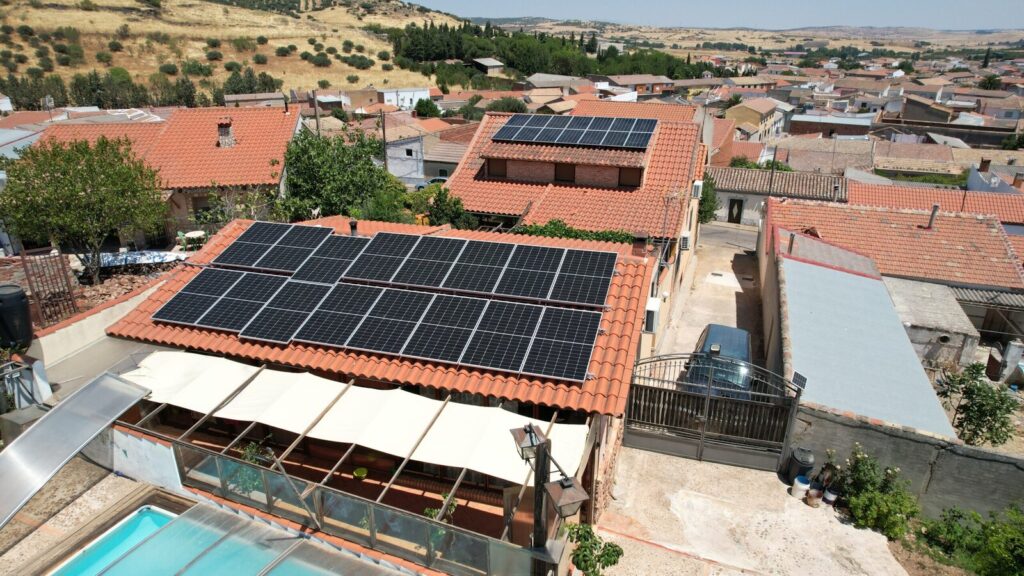 Vista aérea de instalación de paneles solares en tejado de vivienda